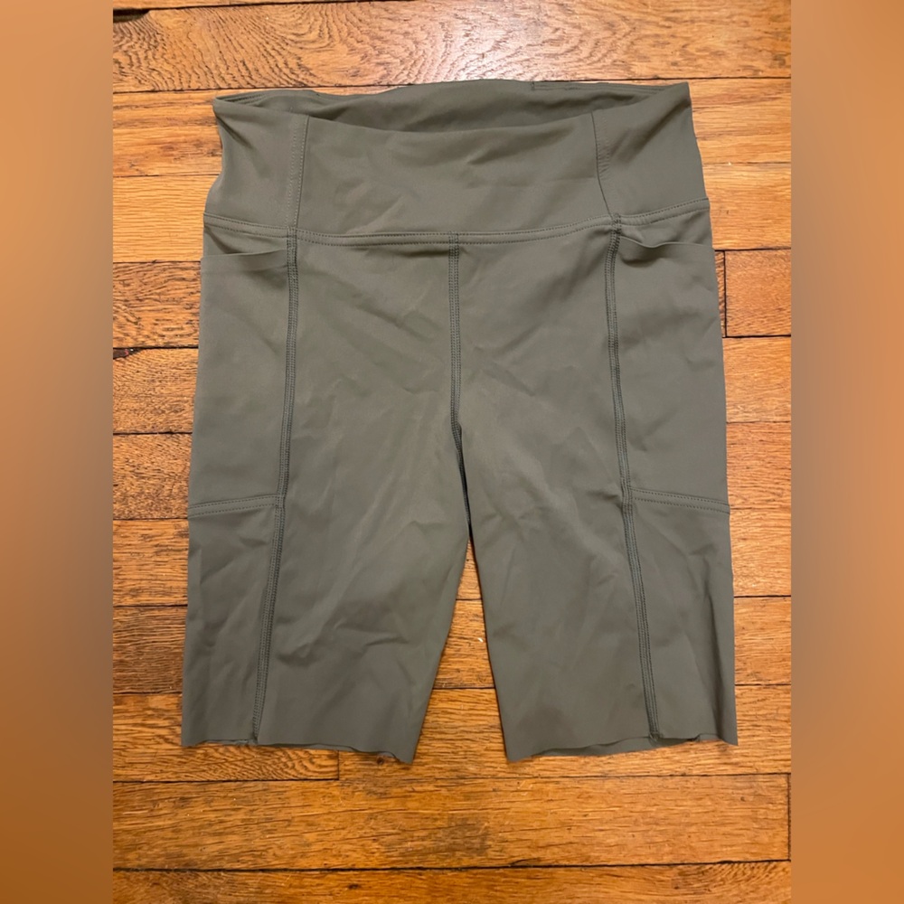 Women’s biker shorts with side pockets